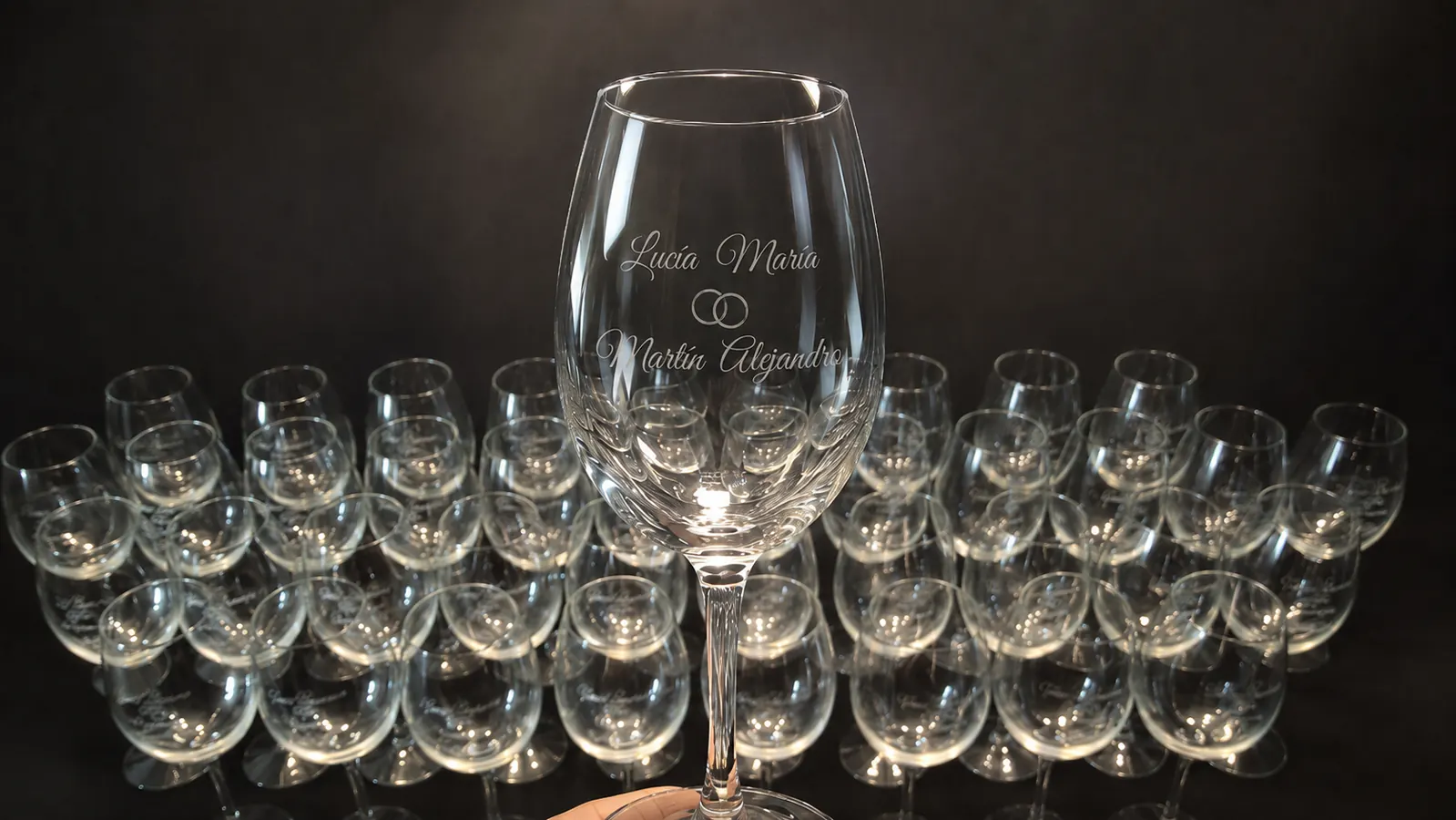 Copas de vino grabadas con nombres y fecha