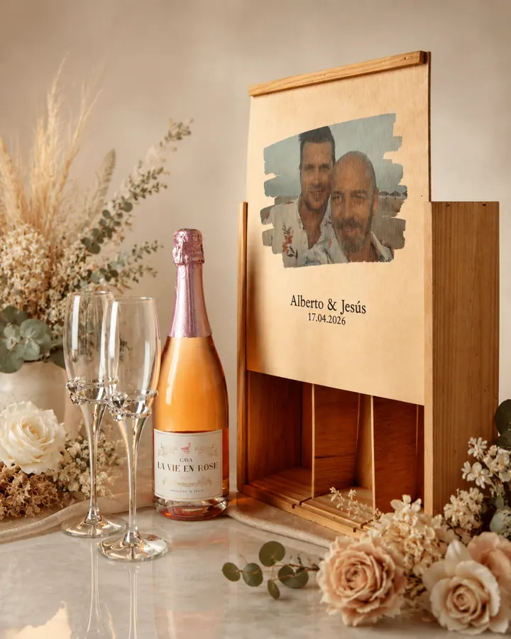 Estuche de madera con foto, cava y dos copas de brindis grabadas