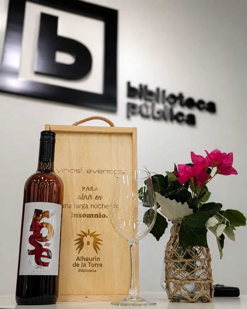 Estuche de madera grabado para la Biblioteca de Alhaurín de la Torre
